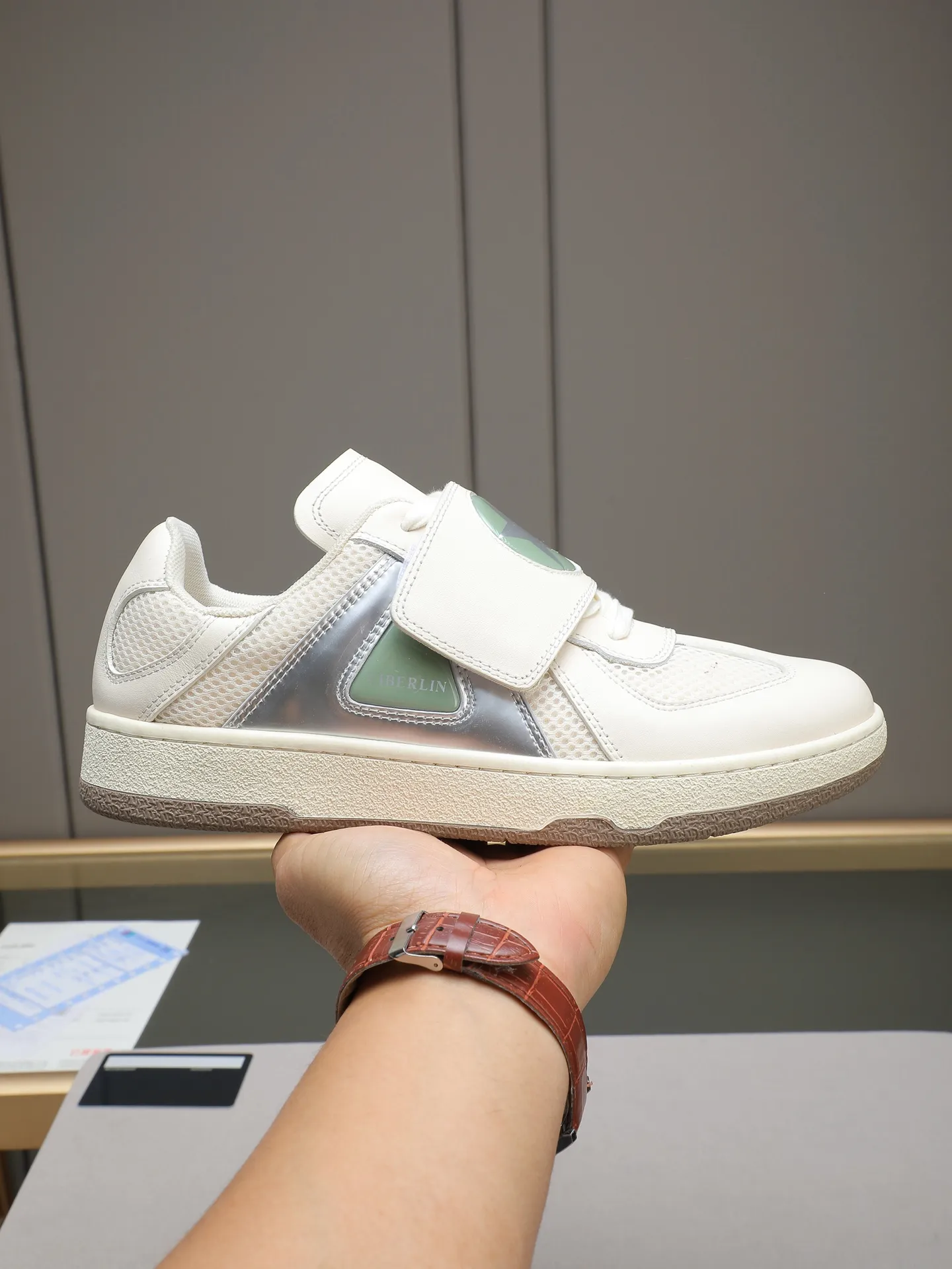 Men's shoes 💰600 [LANVIN] The latest fashionable item! High quality CLAY series‼ ️ The latest trendy products of the season 🌈Many bloggers have planted grass and purchased the original open-mold customization. The upper and outsole are sewn with mark threads without edge sealing. Multiple material splicing combination design. Very versatile for fashionable and casual wear. Comfortable on the feet. Self-recommended. Upper cowhide + cow suede + breathable mesh lining. Foot-padding cowhide. Exclusive original open-mold clear logo rubber outsole ⚠️38-44 (customized for 45)